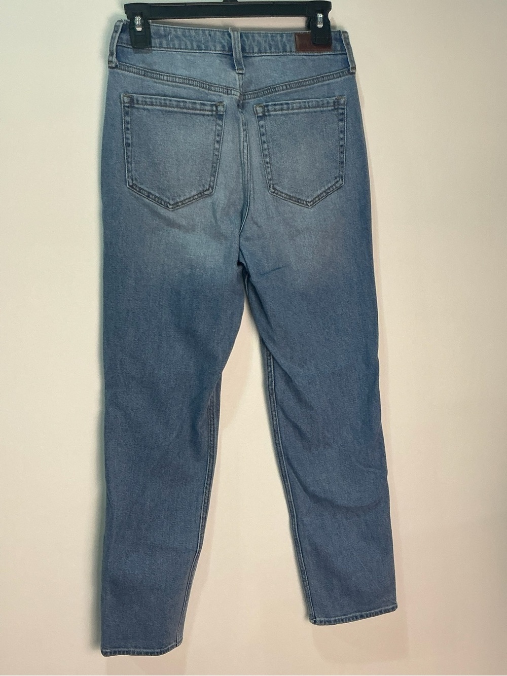 Hollister Ultra High-Rise Mom Jeans — Medium Wash Blue - Picture 4 of 6